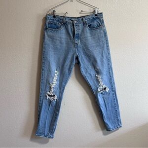 Levis wegdies straight leg with rips